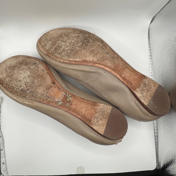 Tory Burch Women's Beige Ballet Flats with Gold Logo - Picture 5 of 9